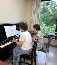 趣味ピアノ中高年レッスンの教室風景・作品